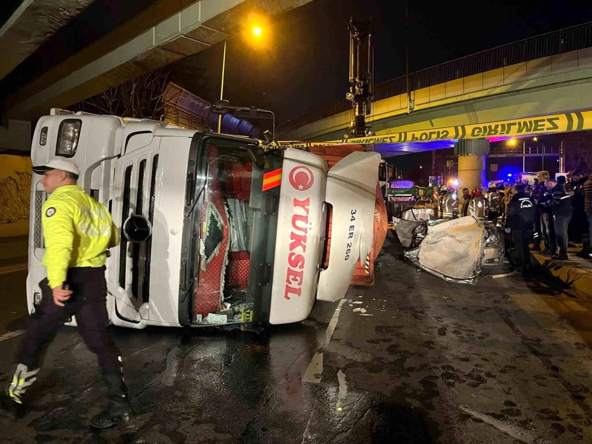 Bakırköy\'de köprüye çarpan tır, otomobilin üzerine devrildi: 4 ölü