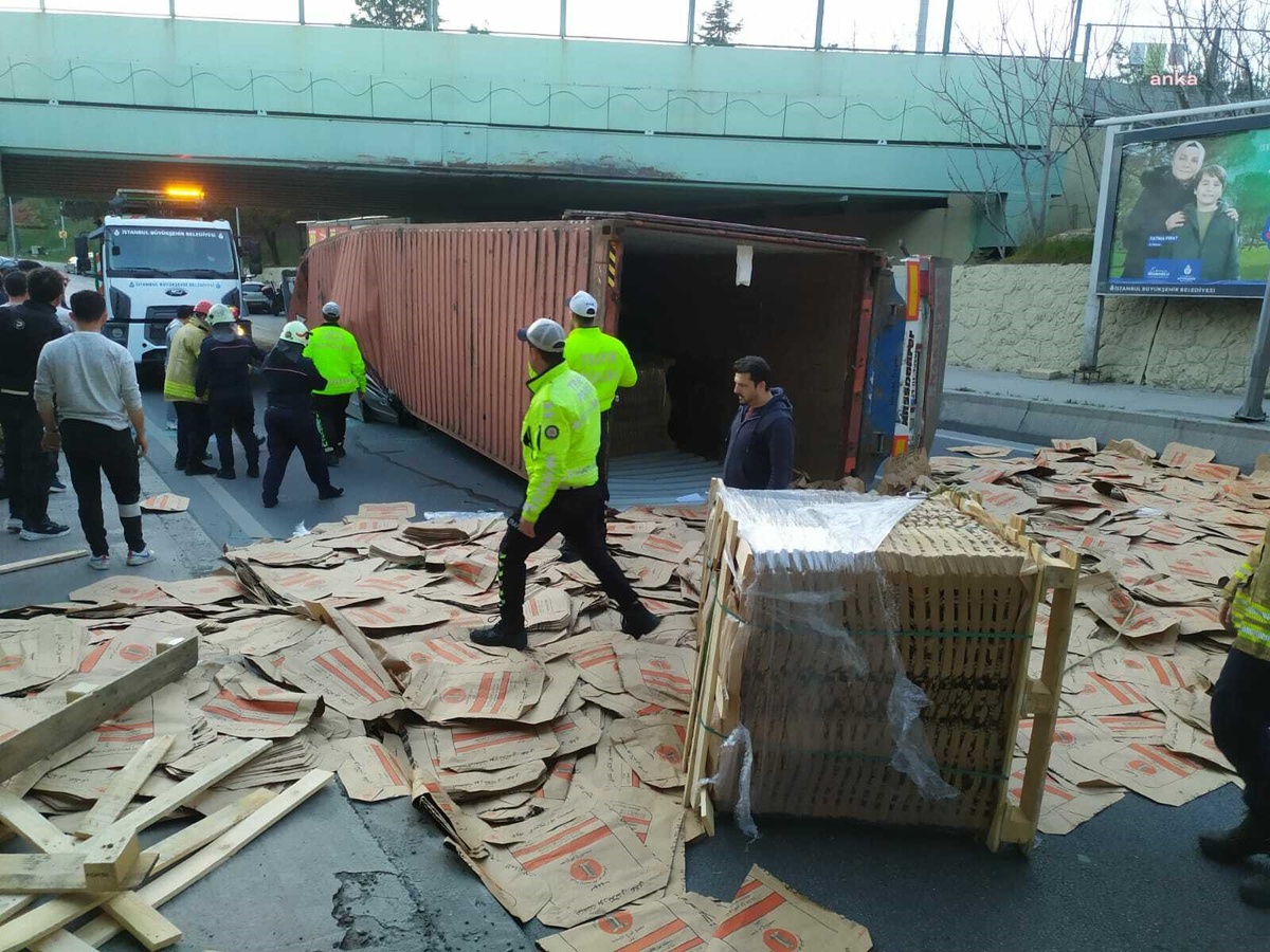 İstanbul Bakırköy\'de TIR, otomobilin üzerine devrildi: 4 kişi hayatını kaybetti