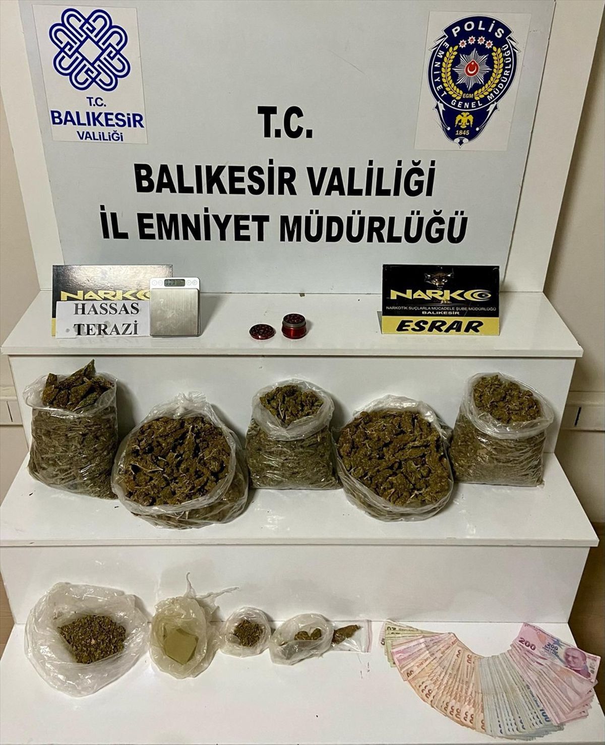 Balıkesir\'de 2,5 kilo esrar ele geçirildi, 2 zanlı gözaltına alındı
