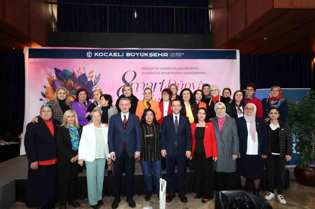 Kocaeli Büyükşehir Belediye Başkanı Kadın Muhtarlarla Bir Araya Geldi