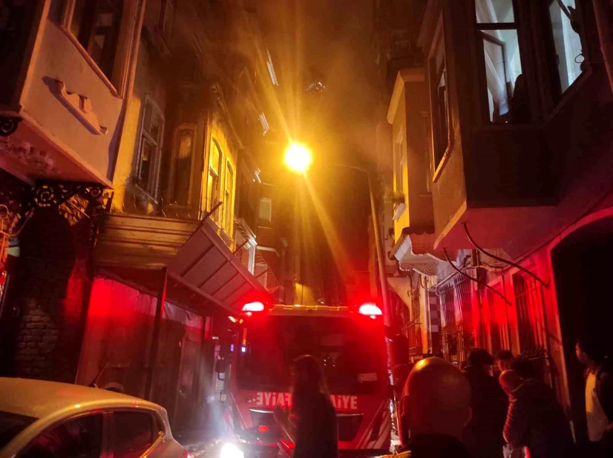 Beyoğlu Tarlabaşı\'nda Ahşap Binada Yangın Çıktı
