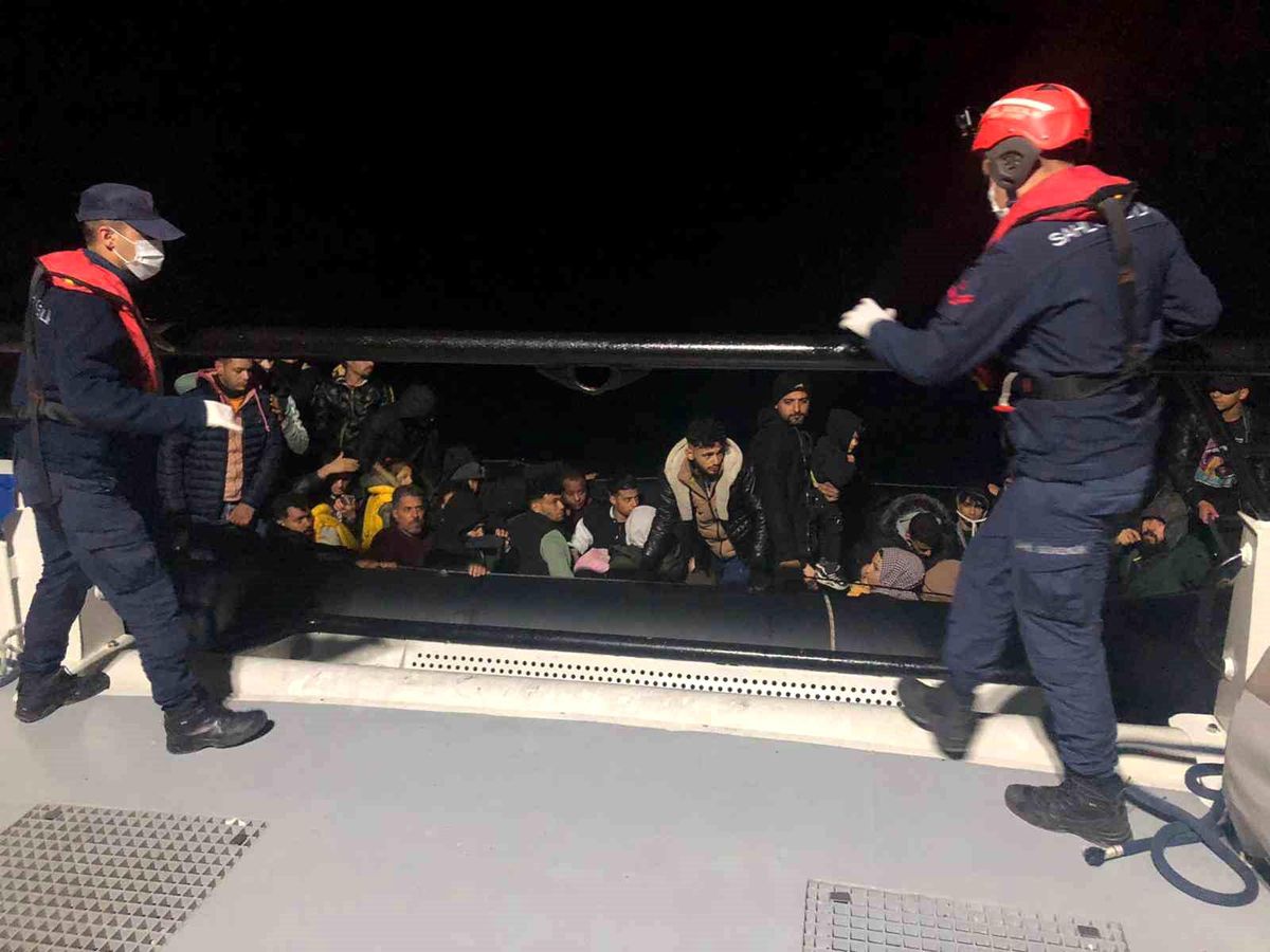 Muğla Sahil Güvenlik, Arızalanan Lastik Botla Sürüklenen Düzensiz Göçmenleri Kurtardı