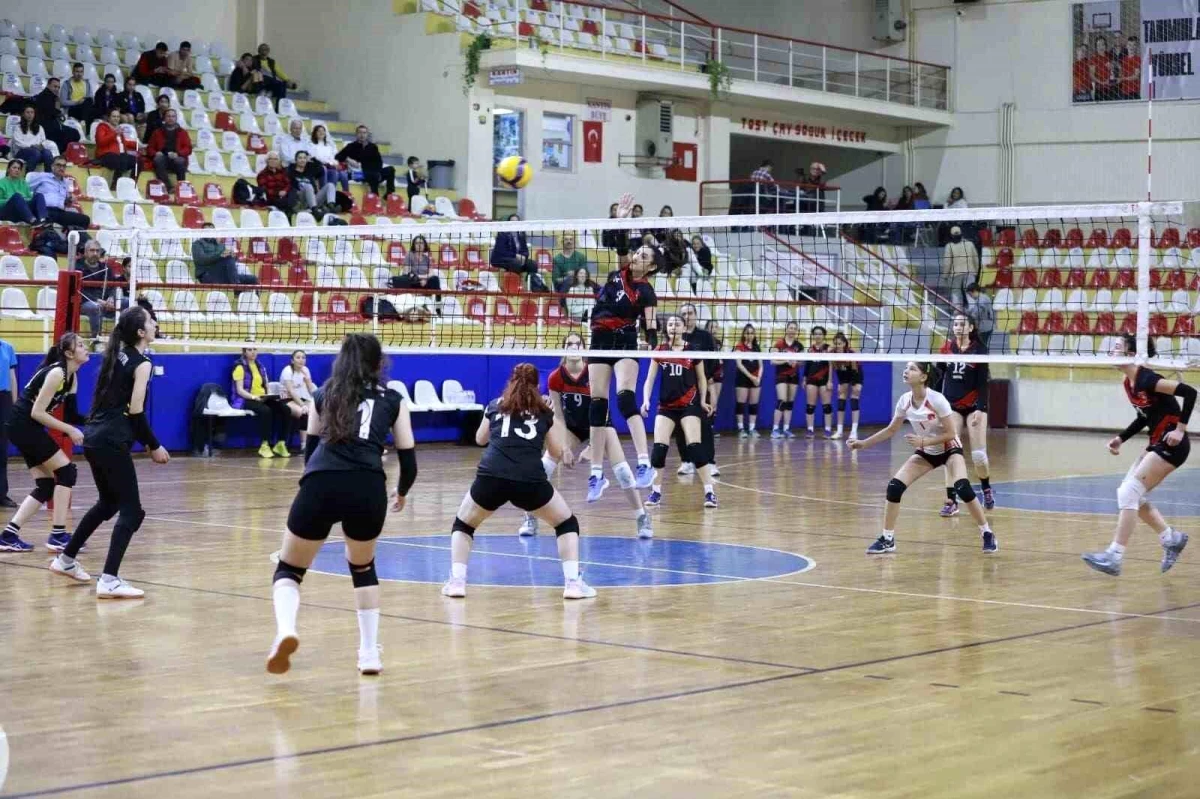 Denizli\'de Okul Sporları Voleybol Küçükler Yarı Final Müsabakaları Düzenlenecek