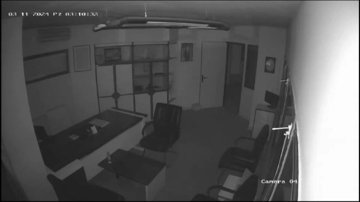 Samsun\'da meydana gelen 4.0 büyüklüğündeki deprem güvenlik kameralarına yansıdı