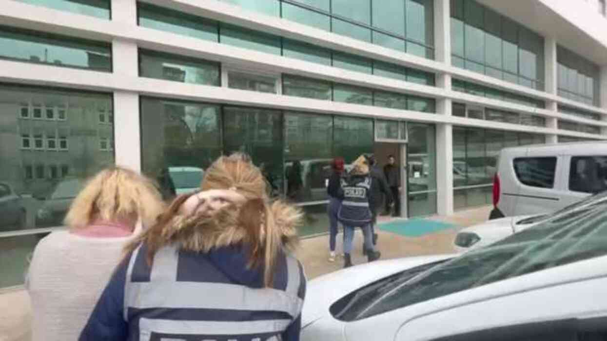 'Dil Düşürme' yöntemiyle girdikleri evlerden hırsızlık yapan 2 kişi tutuklandı