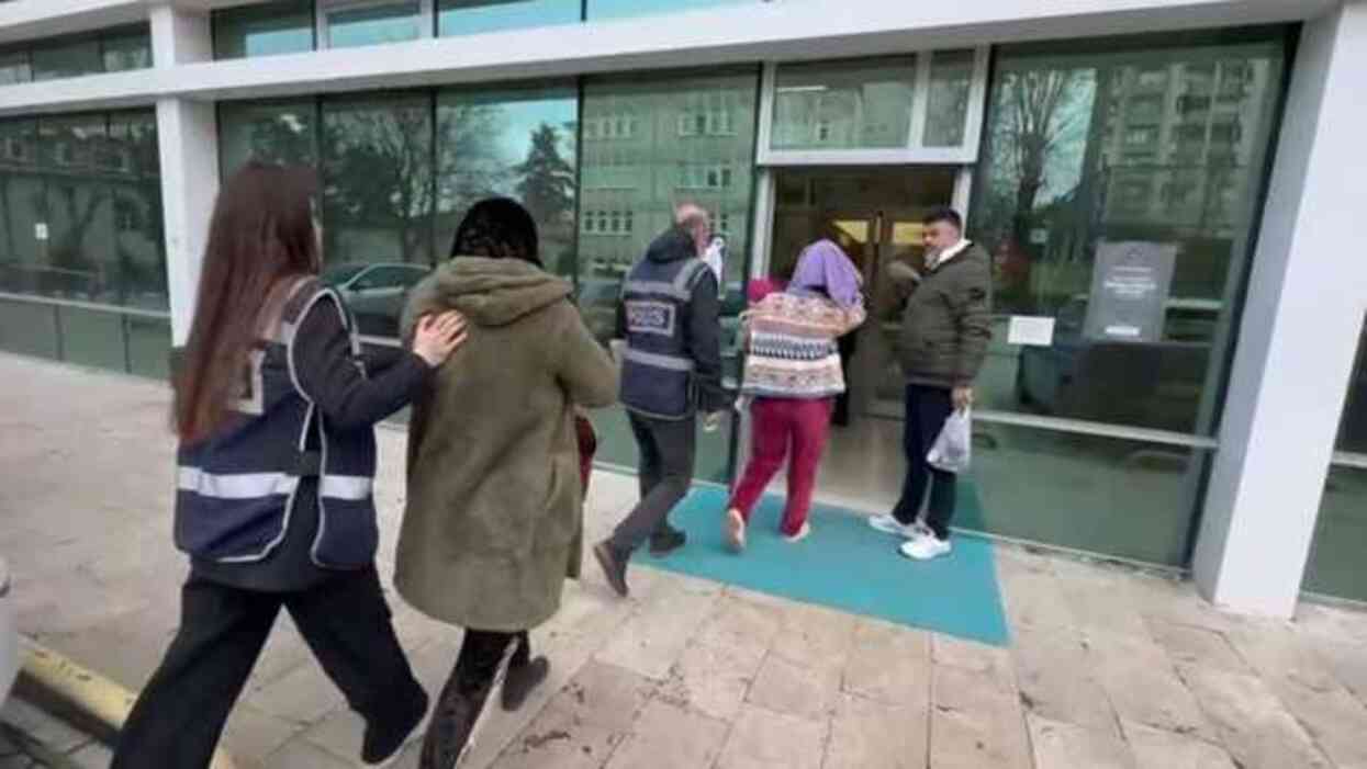 'Dil Düşürme' yöntemiyle girdikleri evlerden hırsızlık yapan 2 kişi tutuklandı