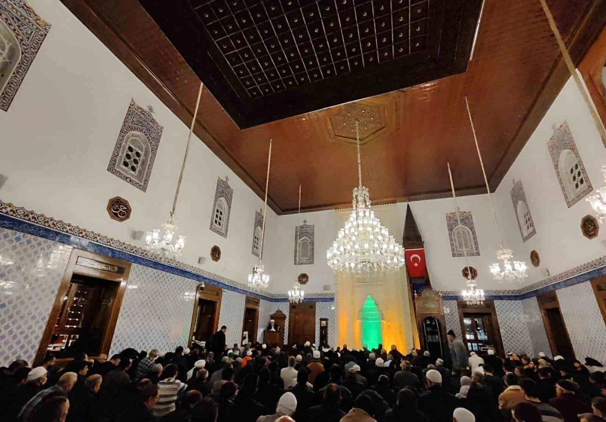 Diyanet İşleri Başkanı Ali Erbaş, Ramazan ayının ilk teravih namazını Ankara Hacı Bayram Veli Camisi\'nde kıldırdı