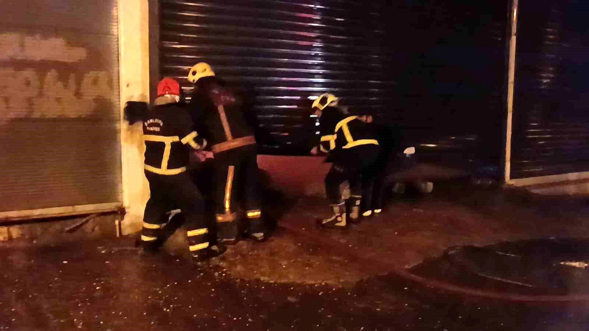 Şanlıurfa\'da Döşeme Dükkanında Çıkan Yangın İtfaiye Tarafından Söndürüldü