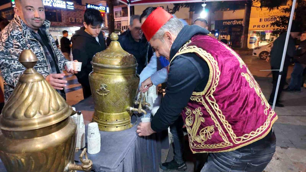 Düzce Belediyesi Salep İkramı Yapıyor