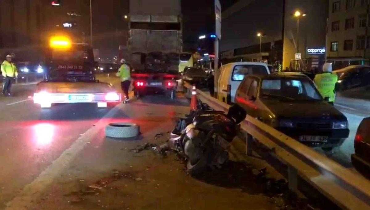 İstanbul Pendik\'te Motosiklet Kamyonete Arkadan Çarptı: 1 Ölü