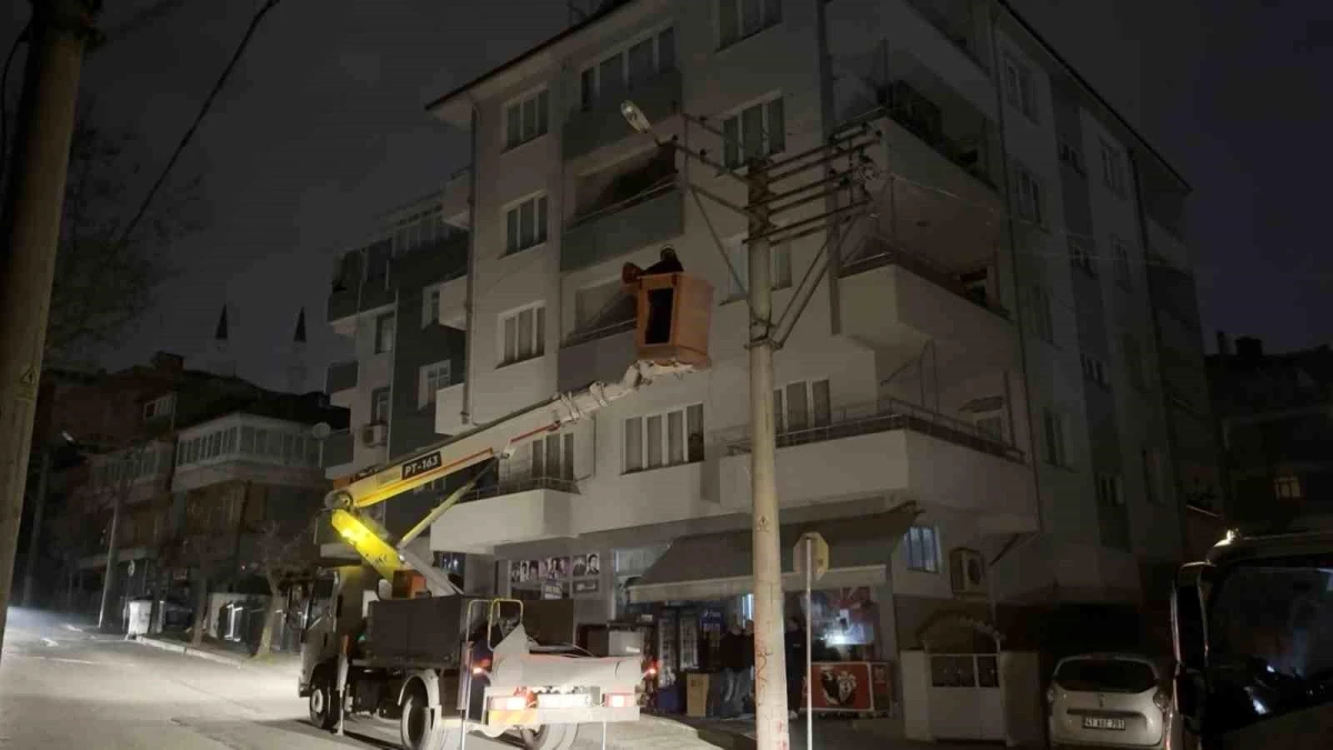 Kocaeli\'de trafoda çıkan yangın elektrik kablolarını patlattı, 10 sokak karanlığa gömüldü