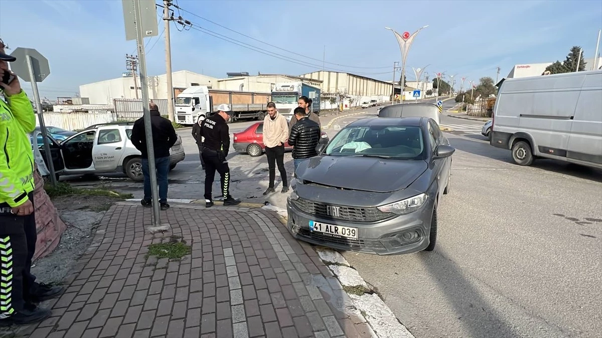Gebze\'de ciple çarpışan otomobilin sürücüsü yaralandı