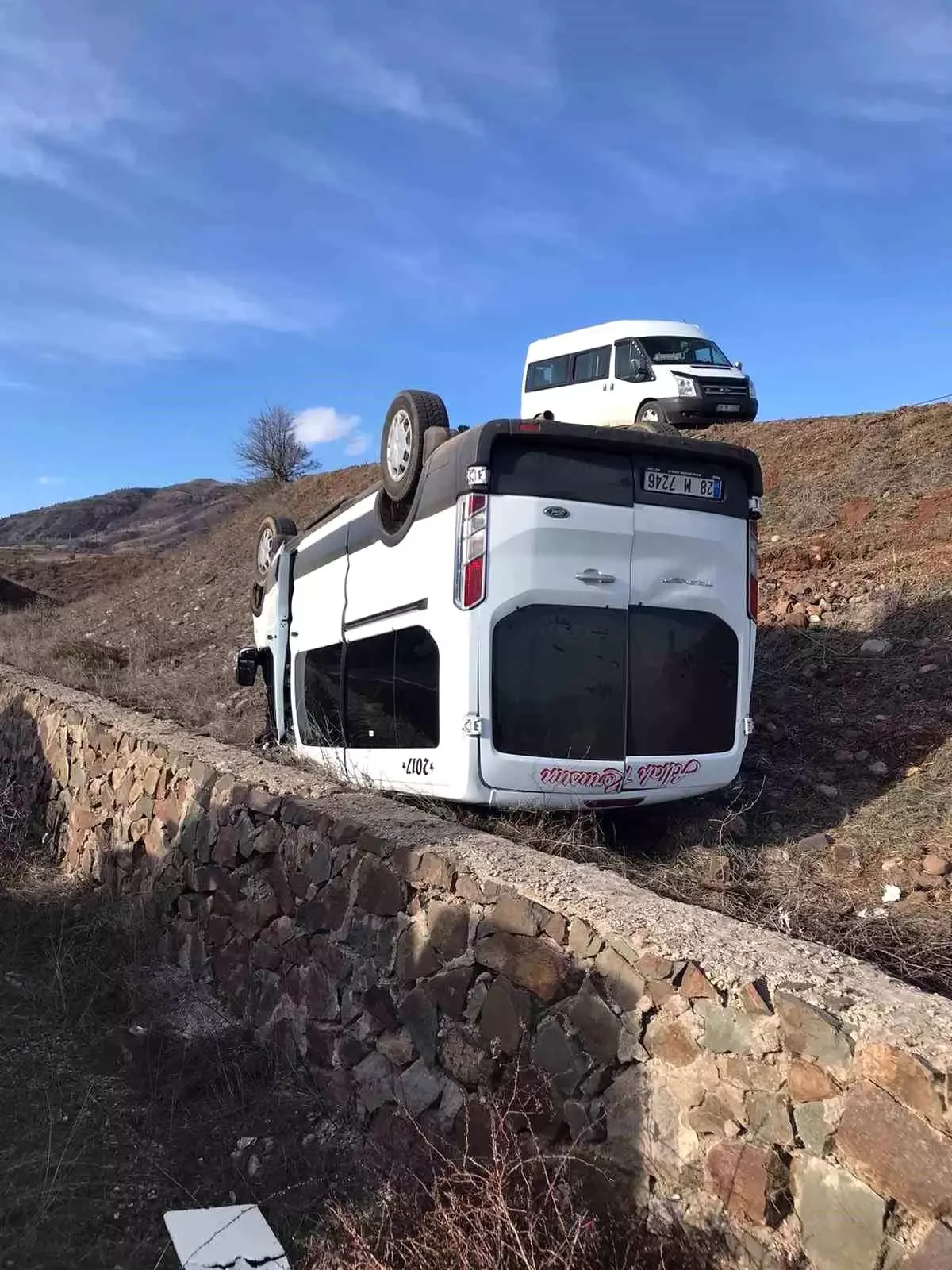 Giresun\'da öğrenci servisi devrildi: 10 öğrenci ve sürücü yaralandı