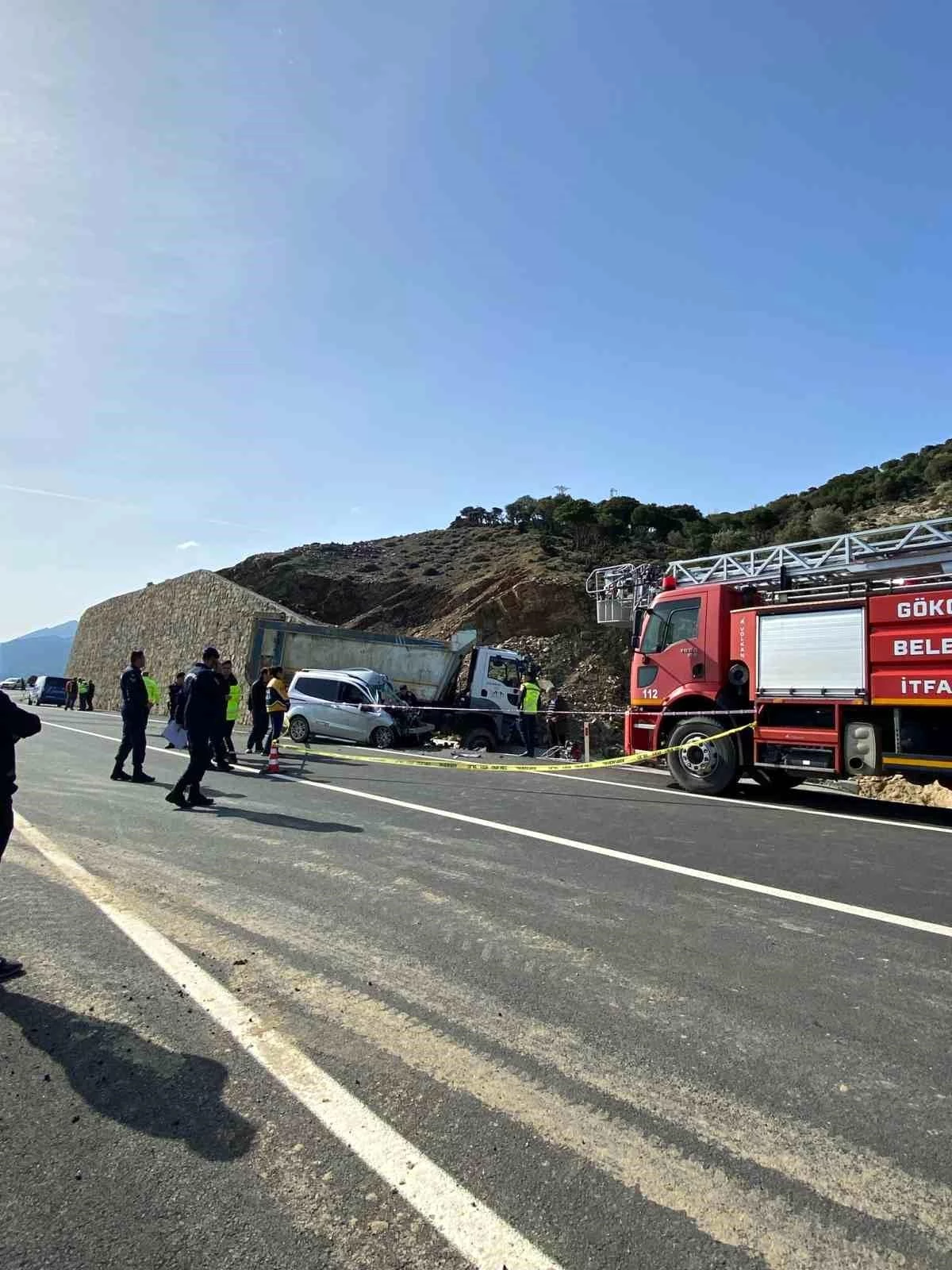 Gökçeada\'da kafa kafaya çarpışan kamyon ve ticari araçta 1 kişi hayatını kaybetti
