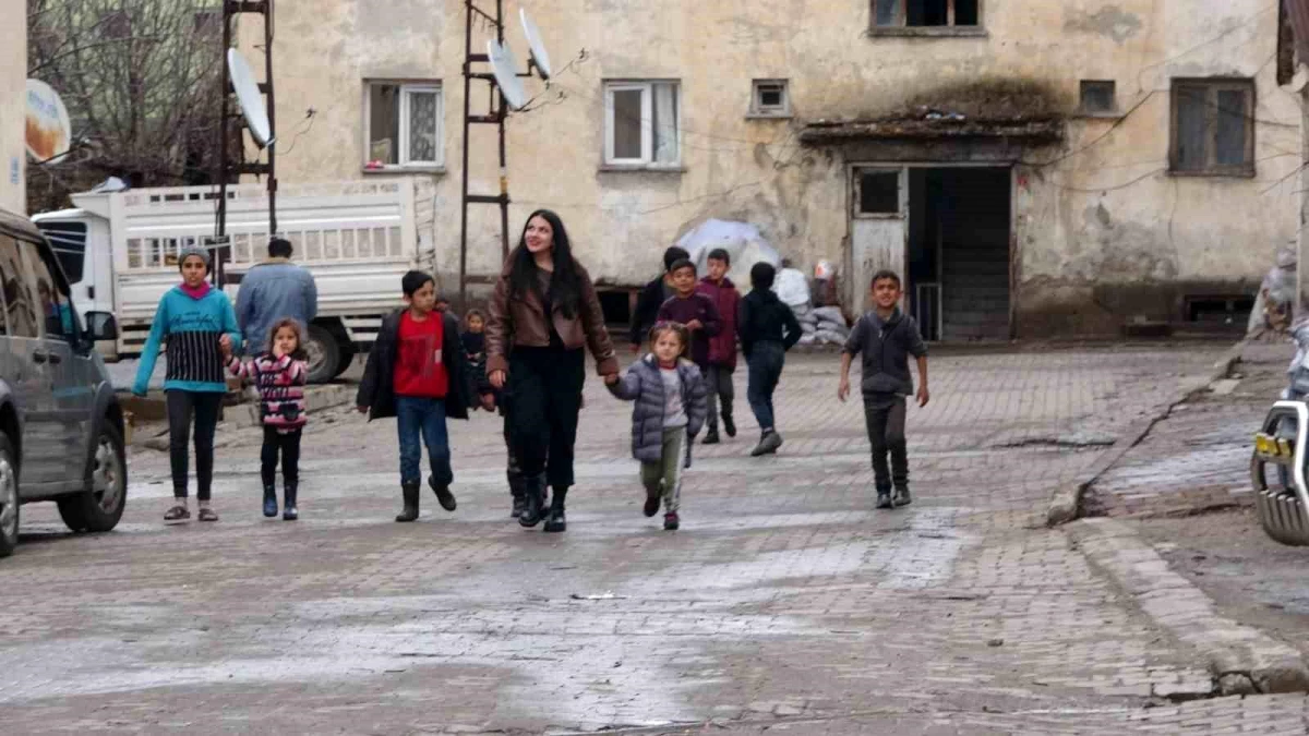 Bitlisli Gönüllüler, Hizan\'da İhtiyaç Sahibi Ailelere Ramazan Kolisi Dağıttı