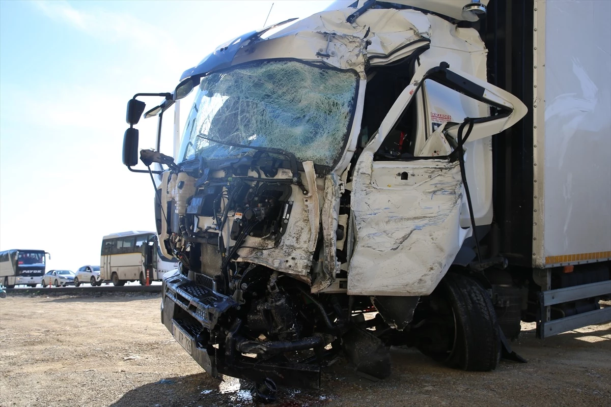 İskenderun\'da 3 araç karıştığı trafik kazasında 4 kişi yaralandı