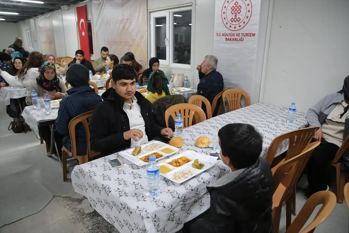 Hatay Valisi Mustafa Masatlı, Vakıflar Bölge Müdürlüğünün kurduğu iftar çadırında vatandaşlarla birlikte orucunu açtı