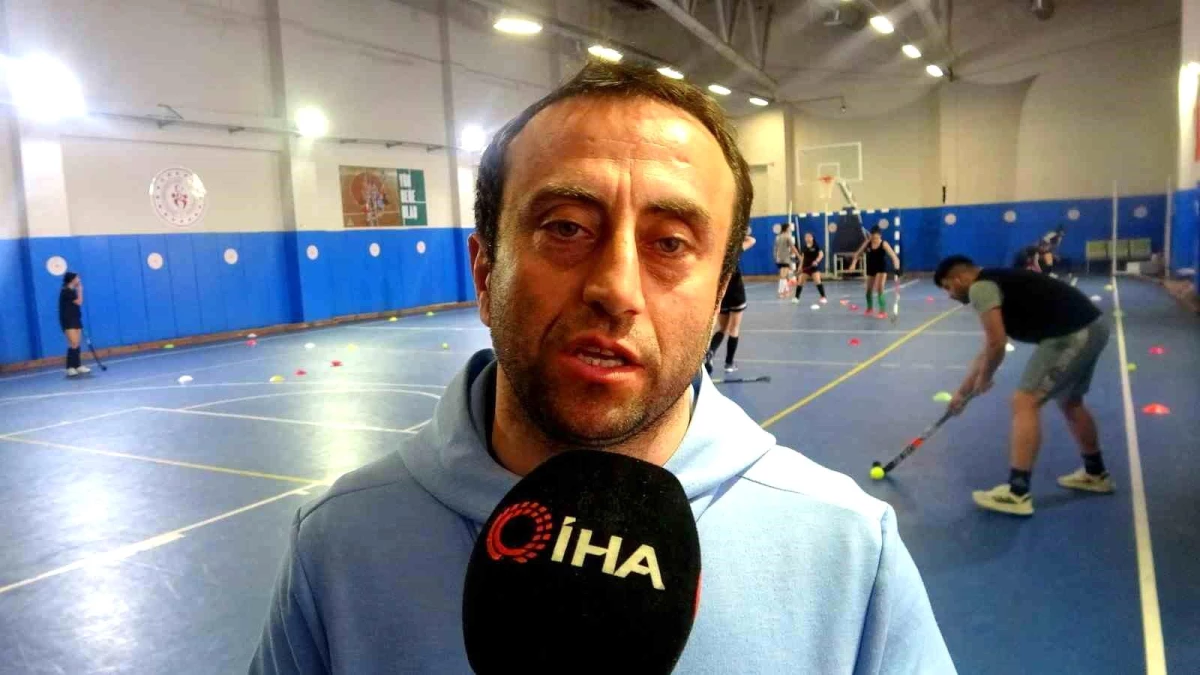 Muğla\'da Gençlik Spor İl Müdürlüğü\'nde hokey antrenörlüğü yapan Serkan Şen hem antrenörlük yapıp hem de 3\'üncü üniversiteyi okuyor