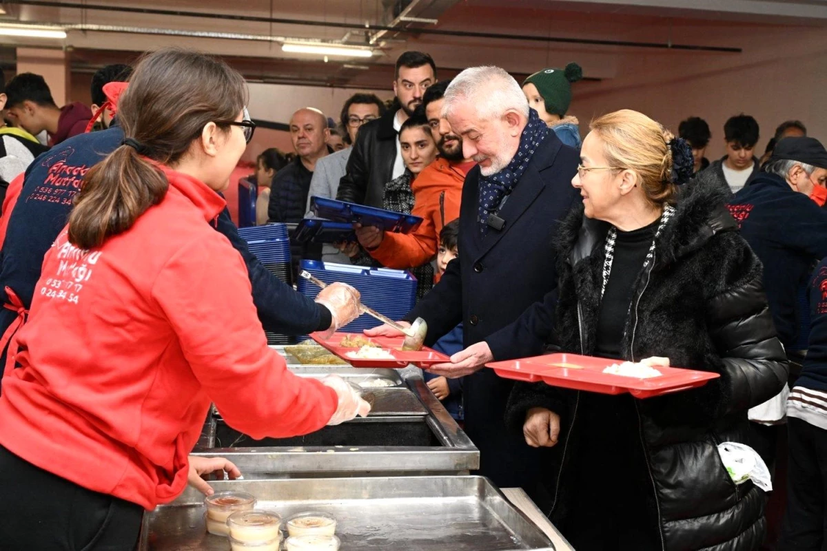 Isparta Belediyesi İftar Sofrasını Yeni Otoparkta Kurdu