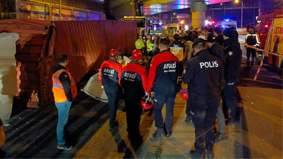 İstanbul Bakırköy\'de üst geçide çarpan tır, otomobilin üzerine devrildi: 4 ölü