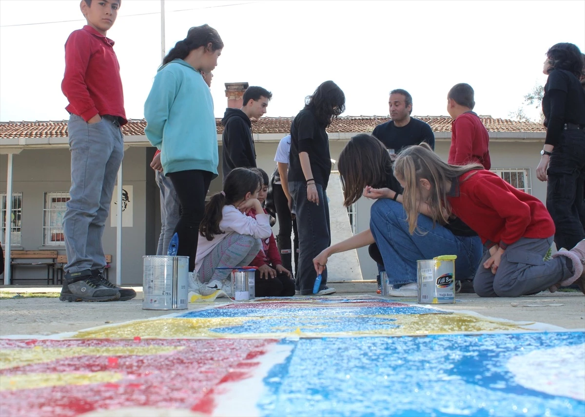 İzmir Kız Lisesi Öğrenci ve Öğretmenleri Ertuğrul İlkokuluna Ziyarette Bulundu