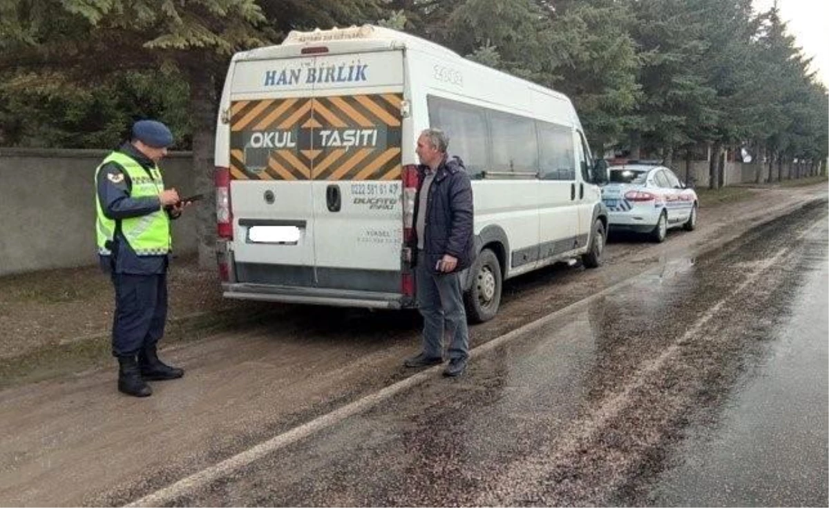 Eskişehir\'de İl Jandarma Komutanlığı ekipleri okul servis araçlarını kontrol etti ve trafik eğitimleri verdi