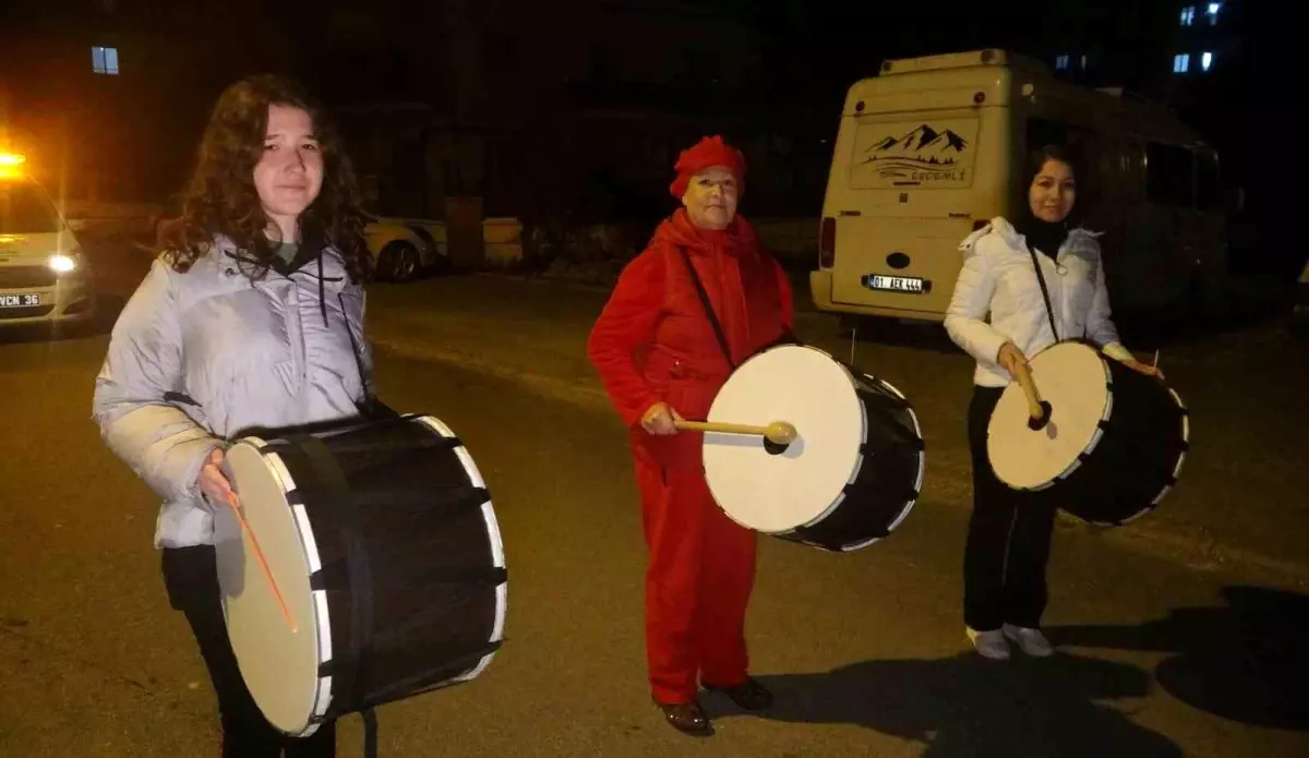 Mersin Erdemli\'de Kadın Ramazan Davulcuları Sahura Kaldırdı