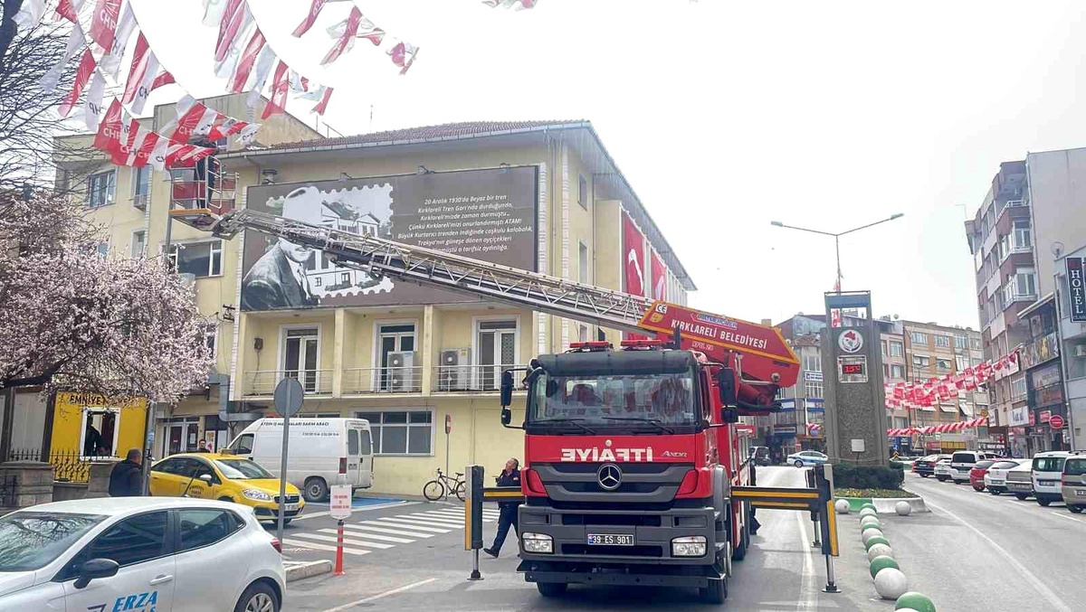 Kırklareli İlçe Seçim Kurulu, yasak alanlara asılan afişleri kaldırdı