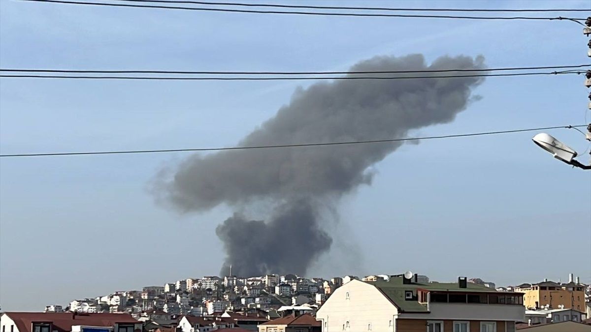 Kocaeli\'de bir iş yerinin deposunda çıkan yangına müdahale sürüyor