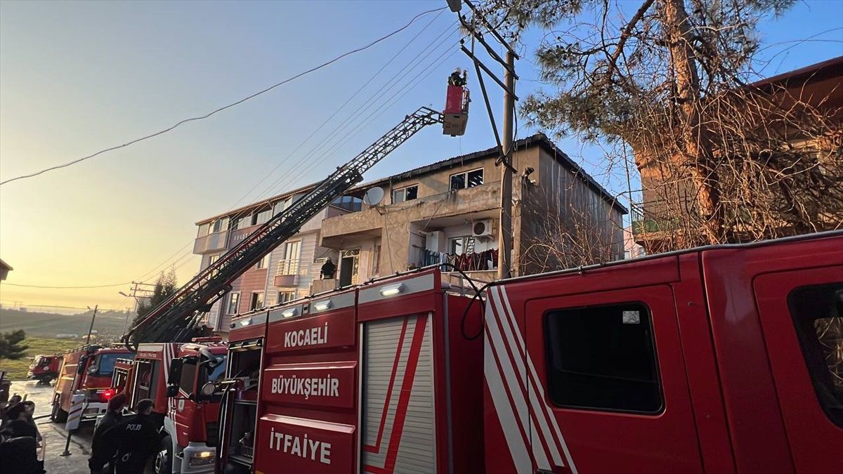 Kocaeli Darıca\'da bir apartmanda çıkan yangın söndürüldü