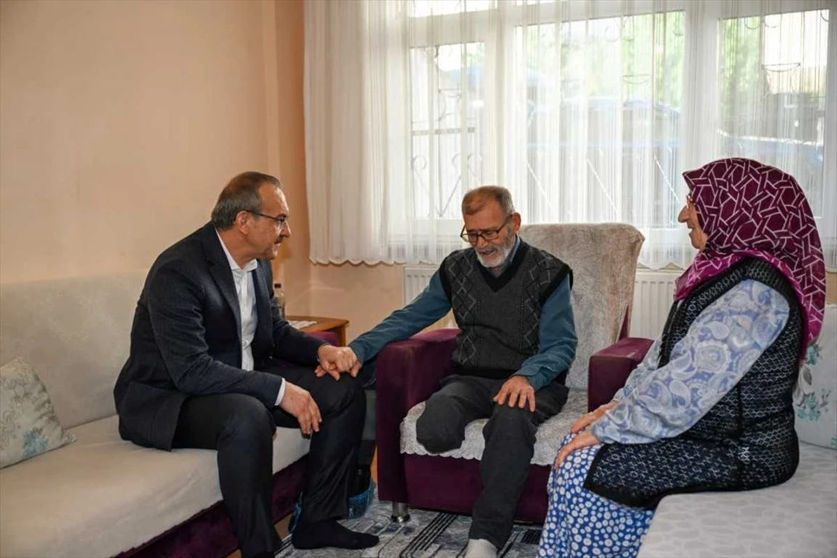 Kocaeli Valisi Seddar Yavuz, \'Gönülden Gönüle\' projesi kapsamında 12 aileyi ziyaret etti