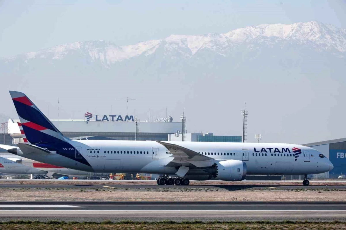 LATAM Havayolları\'na ait uçakta yaşanan teknik sorun sonucu en az 50 kişi yaralandı