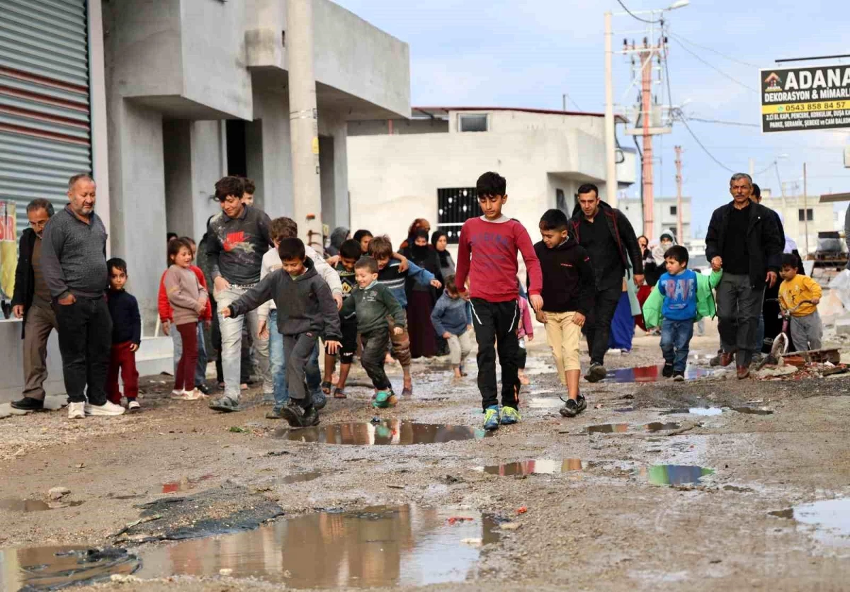 Adana\'da çocukların ve hastaların yoğun yaşadığı bölgede asfalt yolu ve altyapısı olmayan mahalleli yetkililere tepki gösterdi