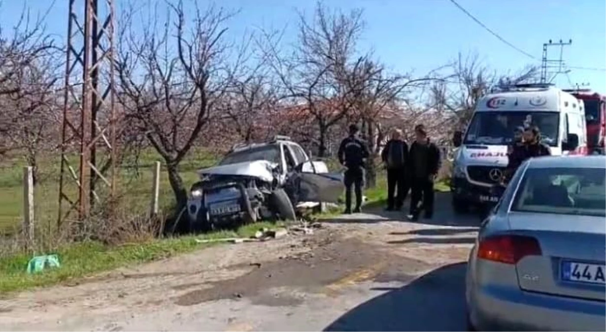 Malatya\'da kamyonet ile otomobilin karıştığı kazada 3 kişi yaralandı