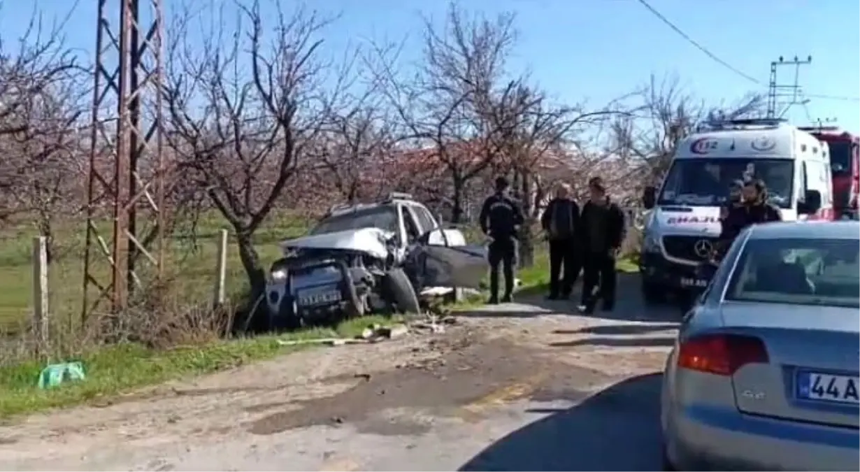 Malatya\'da kamyonet ile otomobilin karıştığı kazada 3 kişi yaralandı