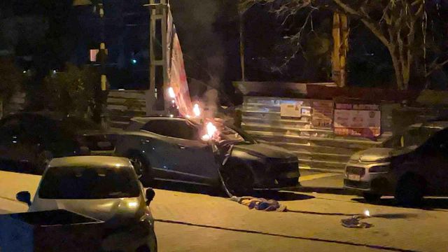 Bayrak asıldığı için kopan elektrik kablosu yanarak lüks aracın üzerine düştü Bayrak asıldığı için kopan elektrik kablosu yanarak lüks aracın üzerine düştü