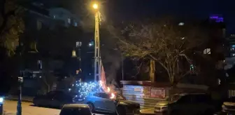 Maltepe'de seçim bayrağı asılan elektrik kablosu düştü, lüks araç yandı