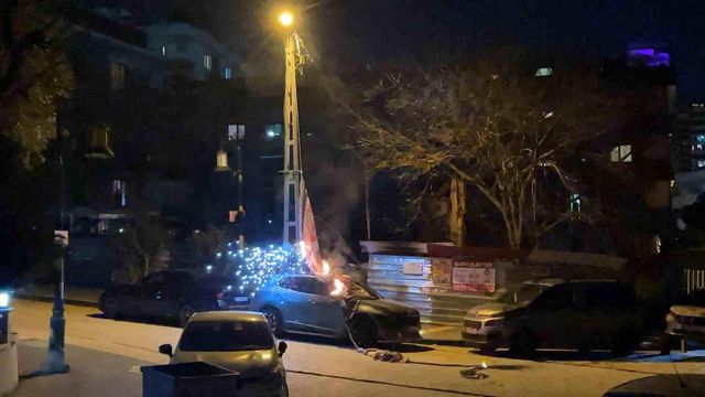 Bayrak asıldığı için kopan elektrik kablosu yanarak lüks aracın üzerine düştü Bayrak asıldığı için kopan elektrik kablosu yanarak lüks aracın üzerine düştü
