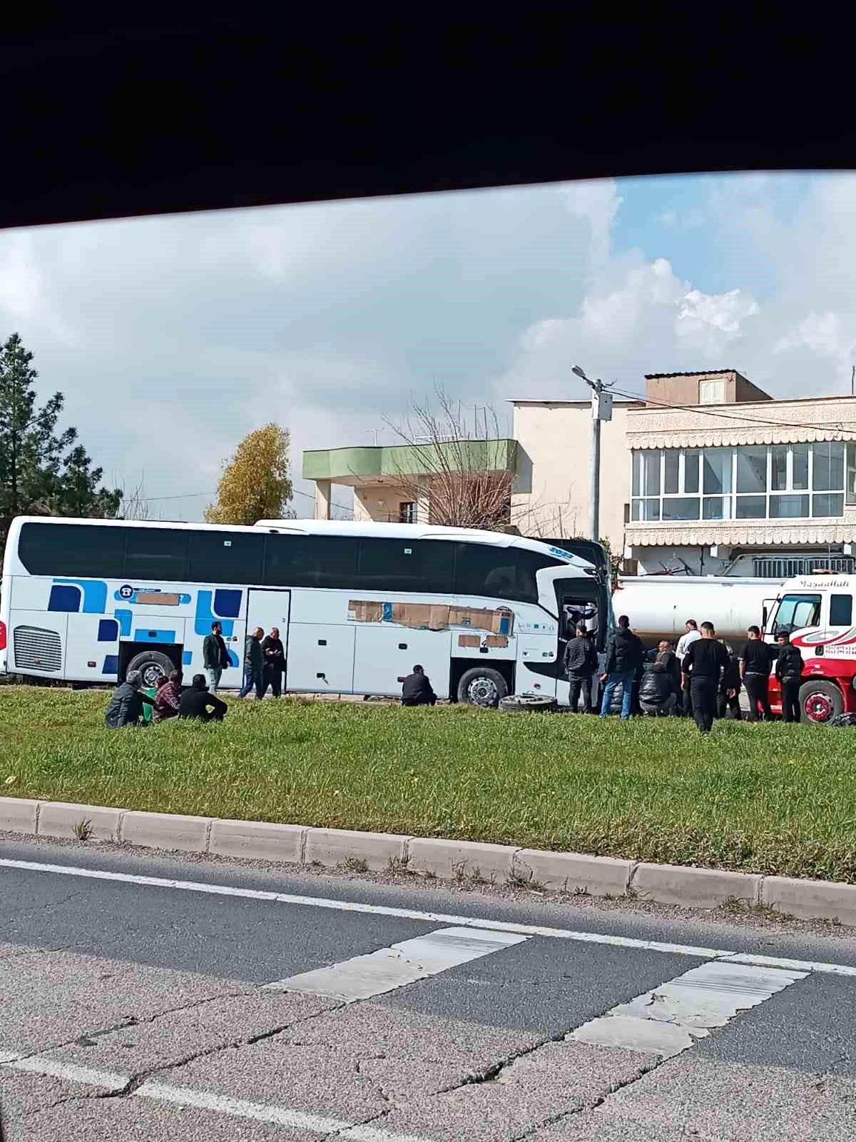 Nusaybin\'de otobüs evin bahçe duvarına çarptı