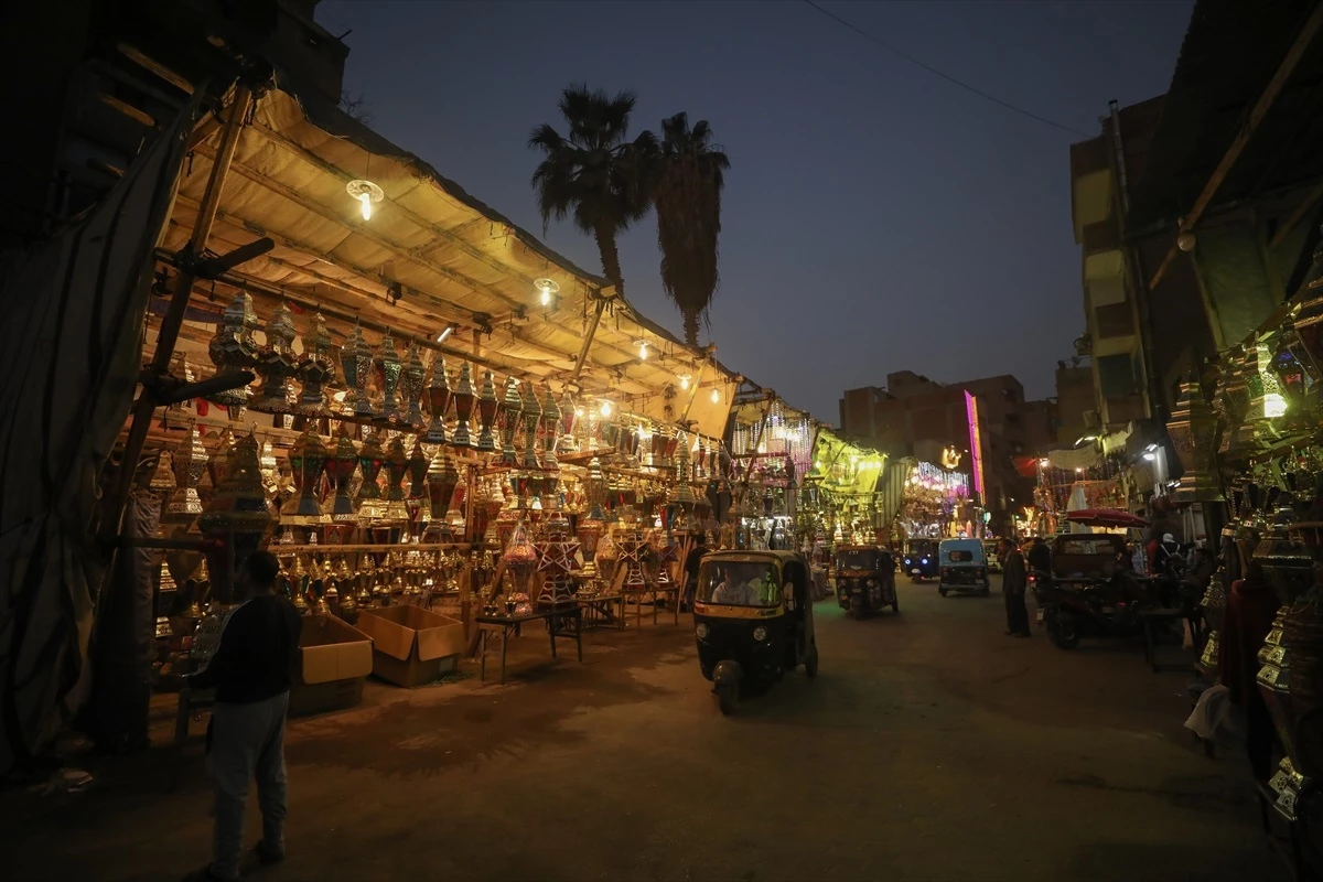 Mısır\'da Ramazan Ayında Fenerlerle Süslenen Sembol Mekanlar