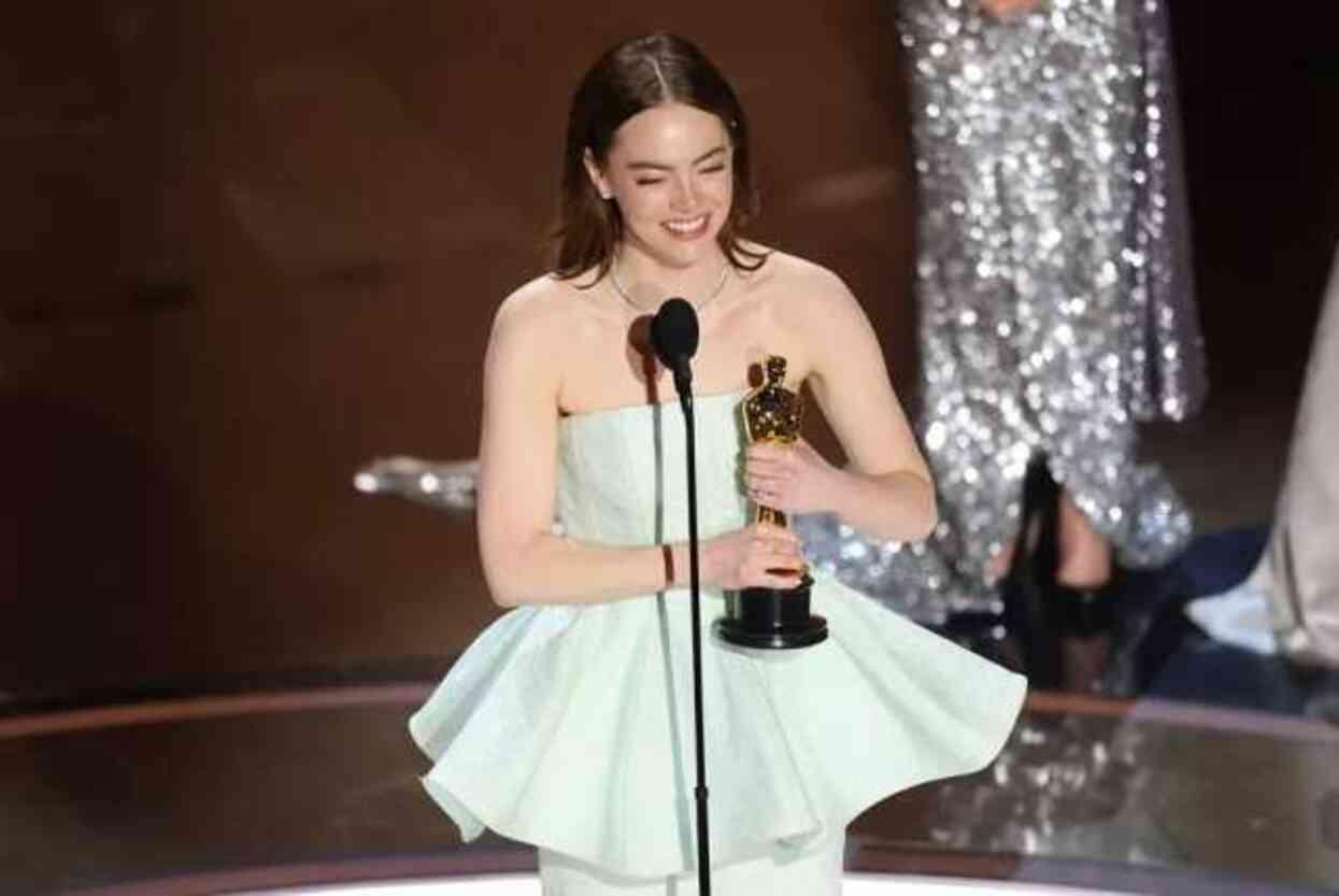 Oscar'da En İyi Kadın Ödülü Emma Stone'a gitti! Sahneye çıktığı anda elbisesi yırtıldı