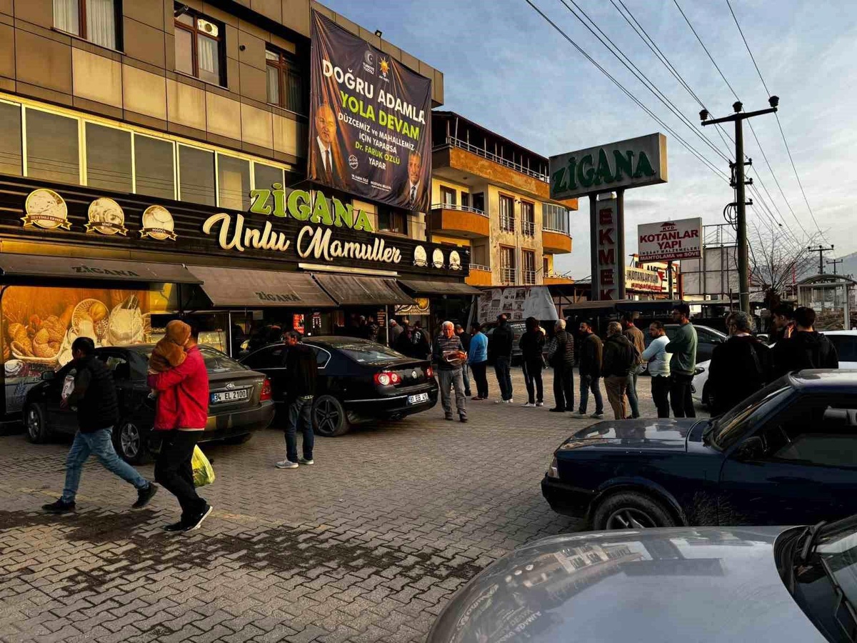 Düzce\'de Ramazan Ayının İlk Gününde Sıcak Pide Kuyruğu