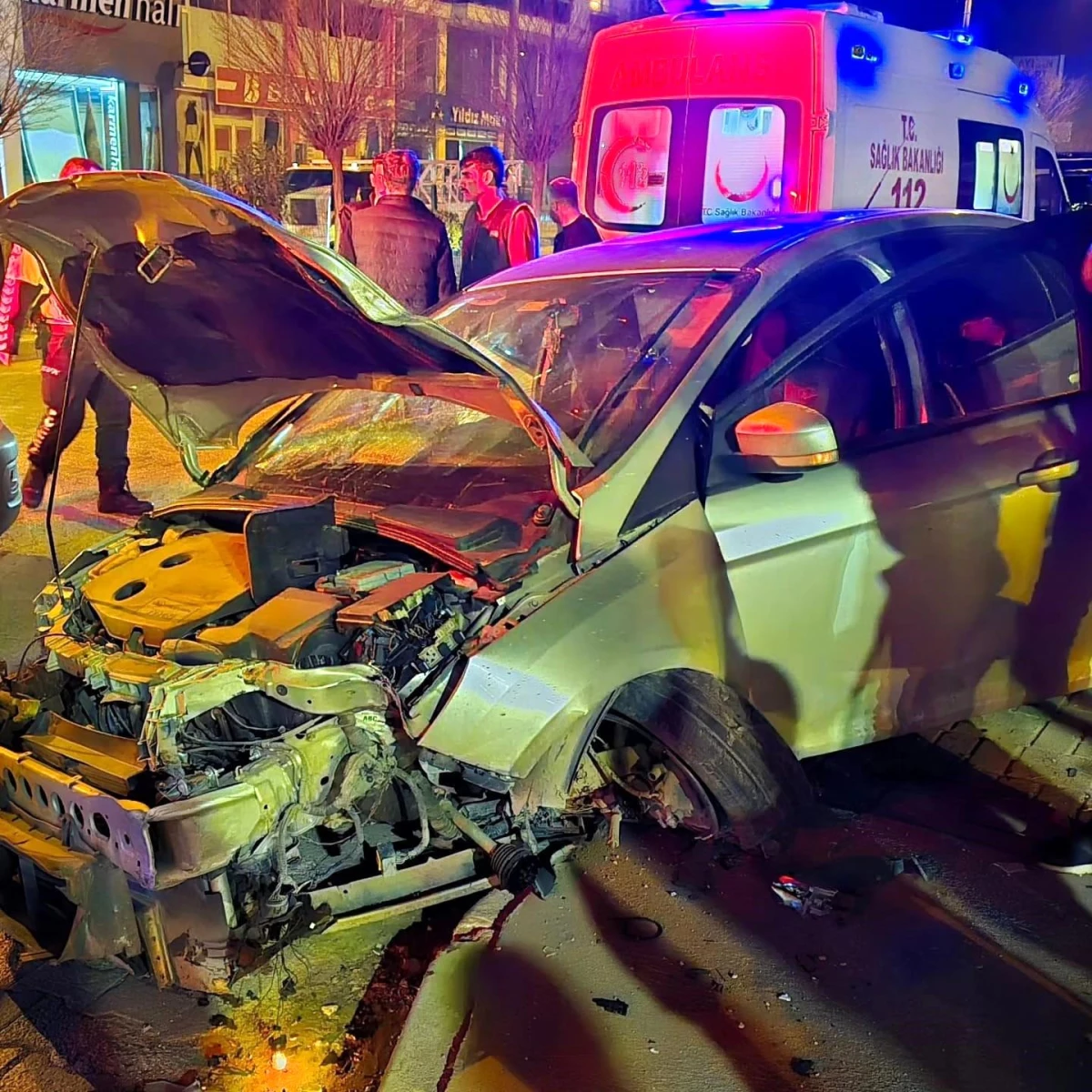 Kahta\'da Otomobil Refüje Çarptı: Sürücü Yaralandı
