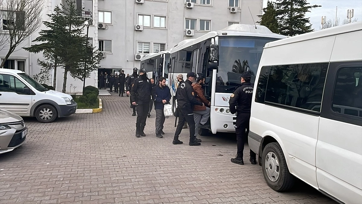 Sakarya\'da DEAŞ Operasyonunda Gözaltına Alınan 33 Şüpheli Adliyeye Sevk Edildi