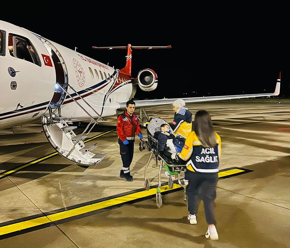 Şırnak\'ta akciğer enfeksiyonu tanısı konulan 2 yaşındaki çocuk ambulans uçakla Ankara\'ya sevk edildi
