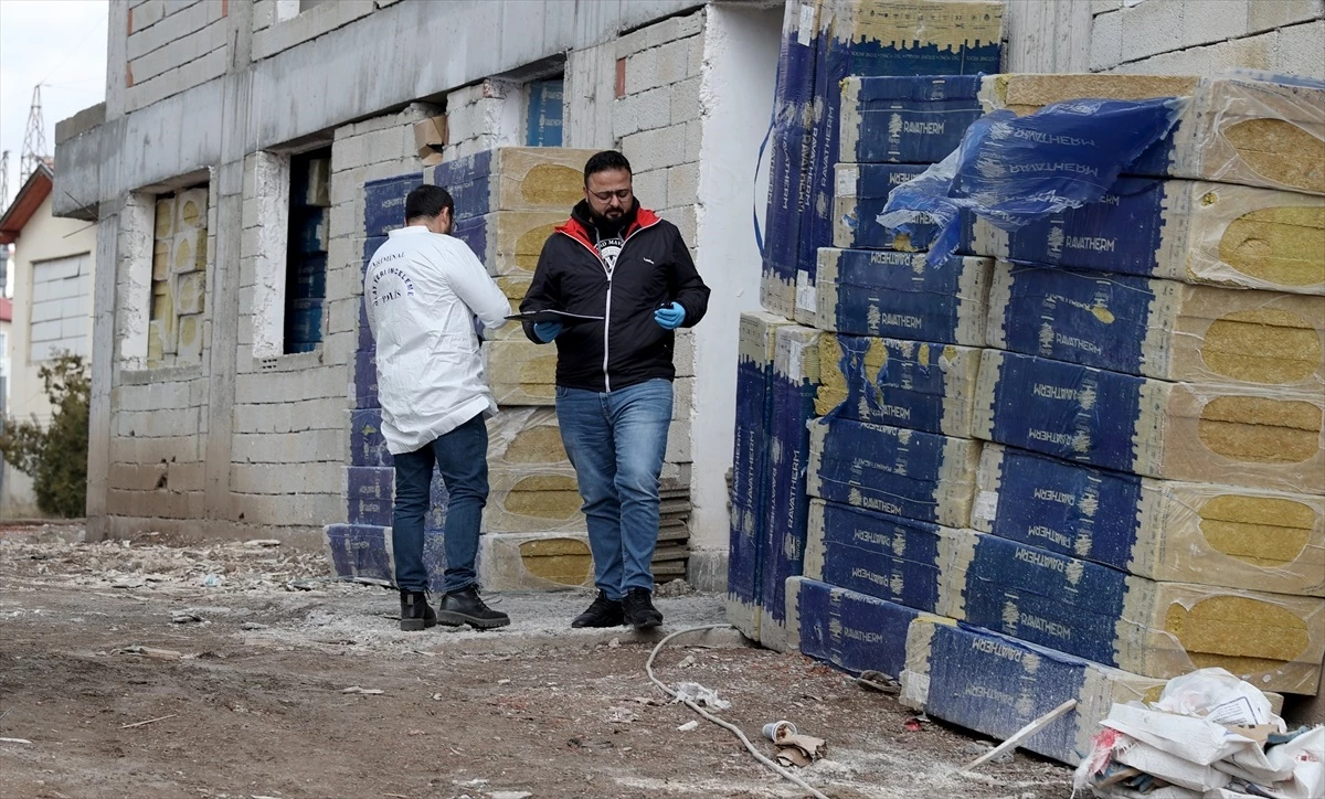 Sivas\'ta inşaattan düşen işçi ağır yaralandı