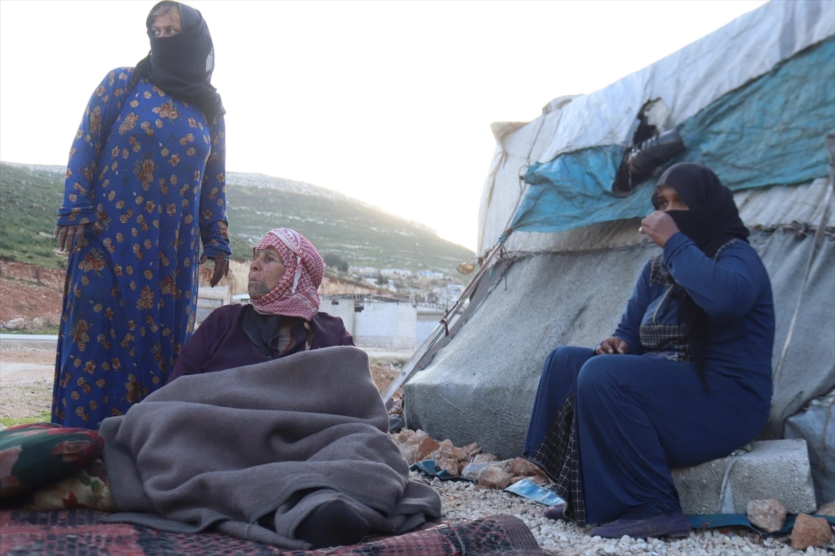 Zorla yerinden edilen Suriyeli siviller Türkiye\'de ilk iftarlarını yaptı