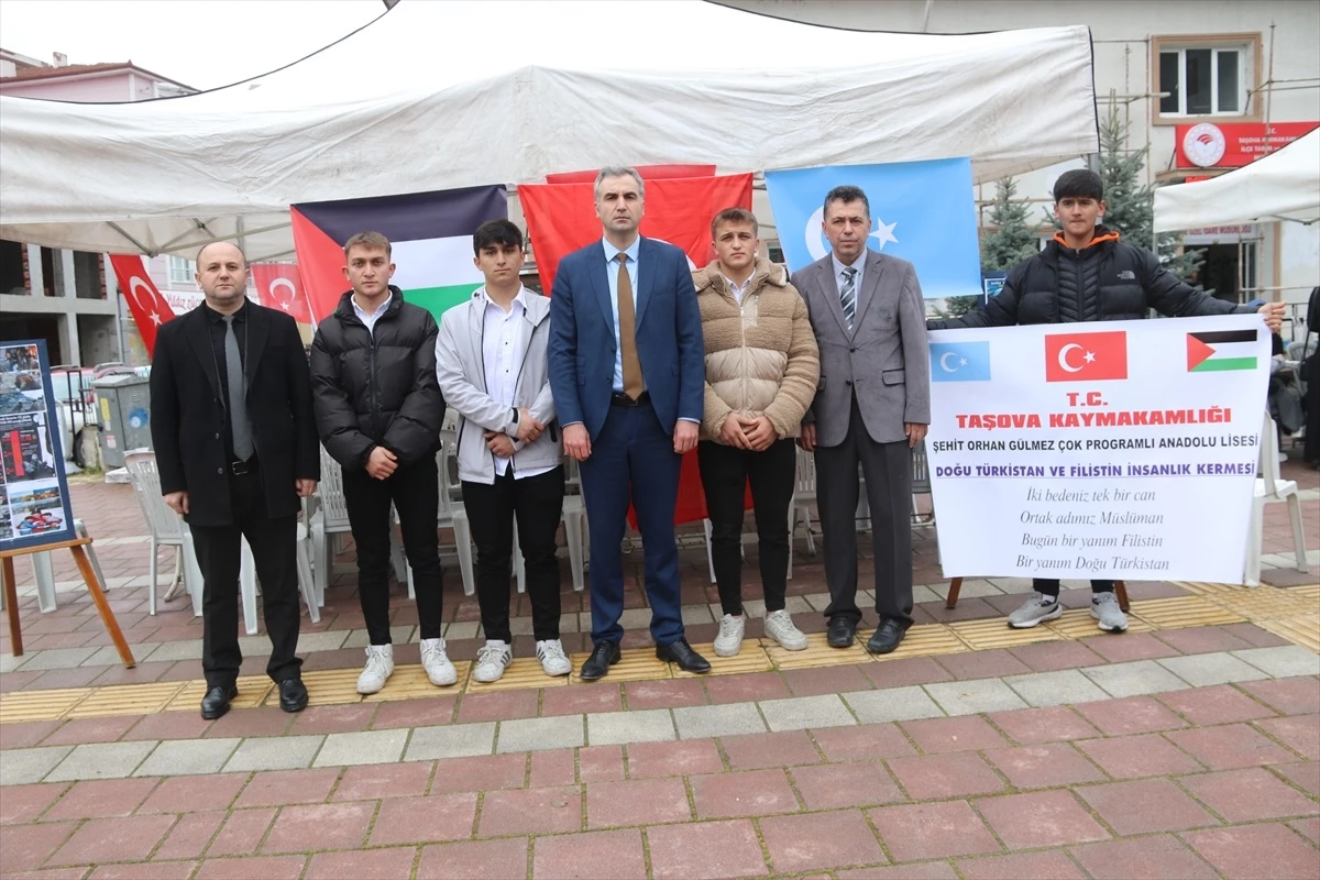Amasya\'nın Taşova ilçesinde Şehit Orhan Gülmez Çok Programlı Anadolu Lisesi tarafından Doğu Türkistan ve Filistin yararına kermes düzenlendi