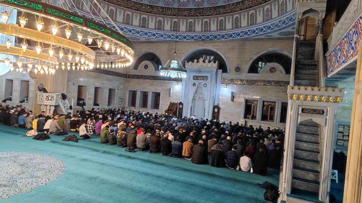 Bitlis\'te Ramazan ayının başlamasıyla ilk teravih namazı kılındı