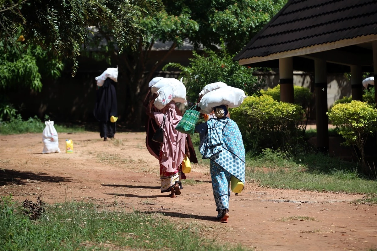 TDV, Kenya\'da ihtiyaç sahibi ailelere gıda yardımı yapıyor
